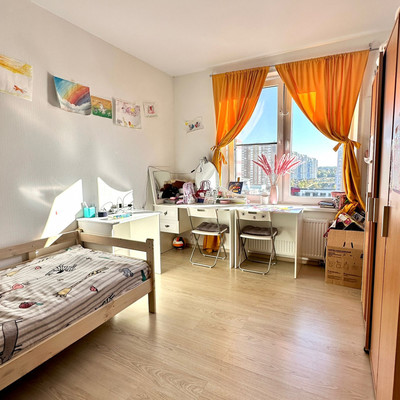 Продам трехкомнатную (3-комн.) квартиру, 3-я Нововатутинская ул, 8, Десеновское п