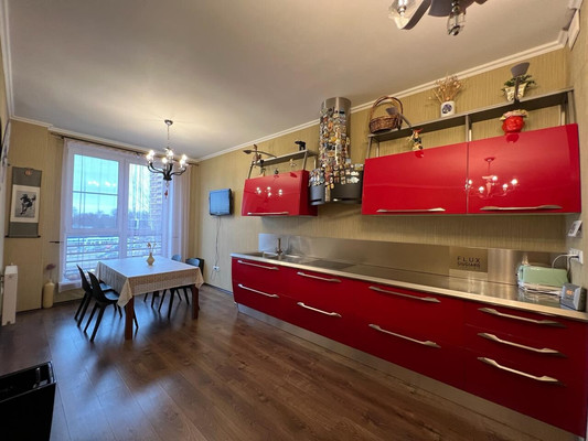 Продам трехкомнатную (3-комн.) квартиру, Радужная ул, 1, Троицк г