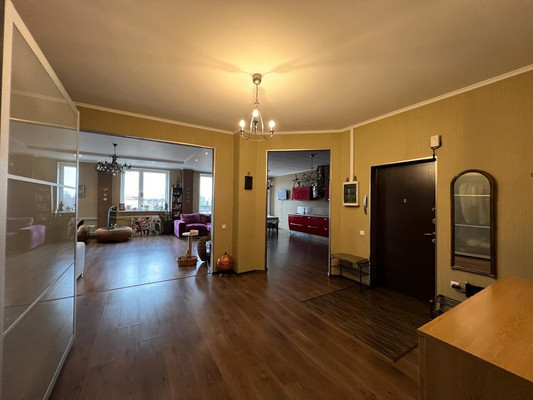 Продам трехкомнатную (3-комн.) квартиру, Радужная ул, 1, Троицк г