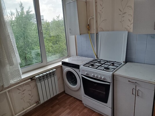 Продам трехкомнатную (3-комн.) квартиру, Бирюлёвская ул, 18к2, Москва г