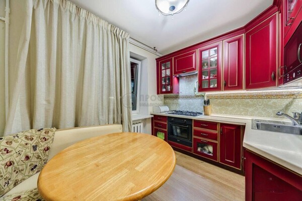 Продам трехкомнатную (3-комн.) квартиру, Коцюбинского ул, 9к2, Москва г