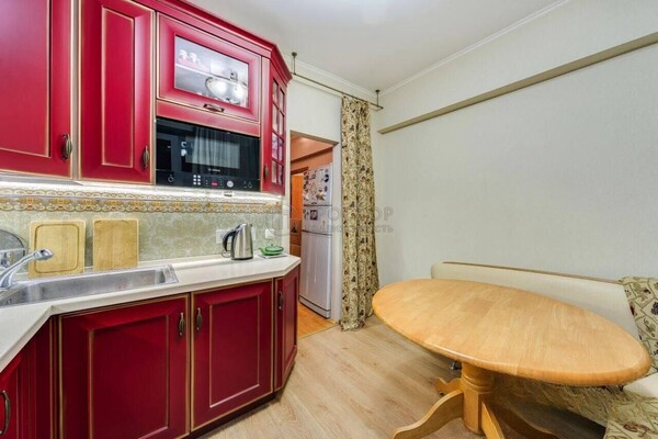 Продам трехкомнатную (3-комн.) квартиру, Коцюбинского ул, 9к2, Москва г