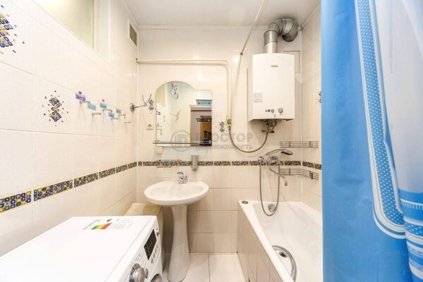 Продам трехкомнатную (3-комн.) квартиру, Коцюбинского ул, 9к2, Москва г