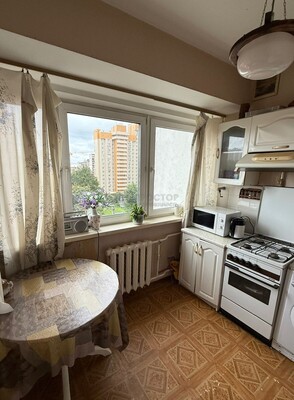 Продам трехкомнатную (3-комн.) квартиру, Славянский б-р, 11к1, Москва г