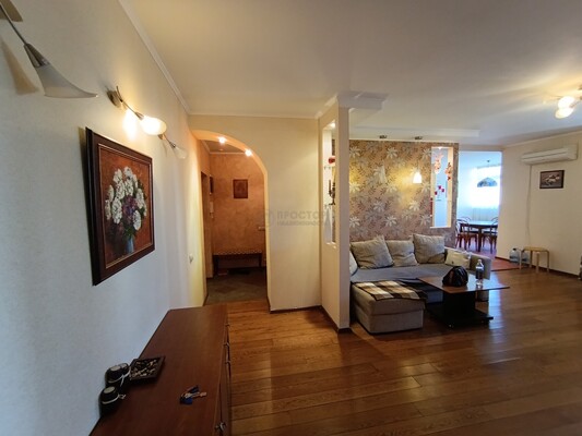 Продам двухкомнатную (2-комн.) квартиру, Сиреневый б-р, 44к1, Москва г