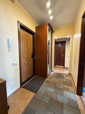 Продам двухкомнатную (2-комн.) квартиру, Маршала Захарова ул, 10к2, Москва г