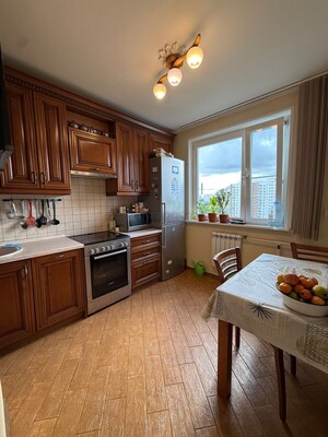 Продам двухкомнатную (2-комн.) квартиру, Маршала Захарова ул, 10к2, Москва г