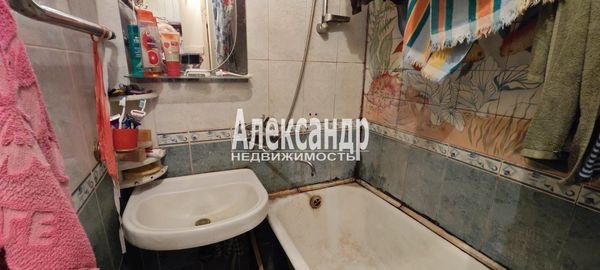Продам трехкомнатную (3-комн.) квартиру, Тимуровская ул, 24к1, Санкт-Петербург г