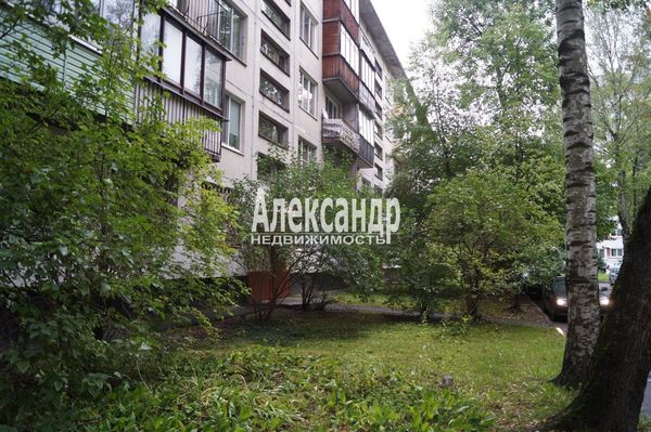 Продам трехкомнатную (3-комн.) квартиру, Тимуровская ул, 24к1, Санкт-Петербург г