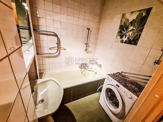 Продам трехкомнатную (3-комн.) квартиру, Ленинский пр-кт, 70/11, Москва г
