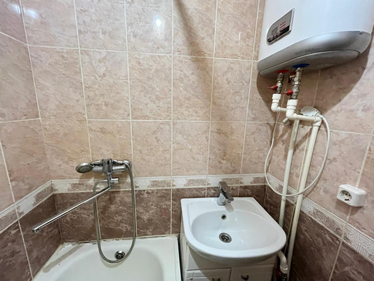 Продам трехкомнатную (3-комн.) квартиру, 8-я Железнодорожная ул, 59к2, Астрахань г