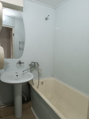 Продам двухкомнатную (2-комн.) квартиру, Кечкеметская ул, 97, Симферополь г