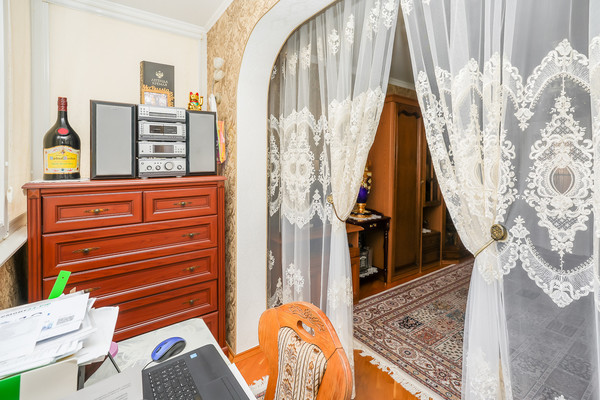 Продам трехкомнатную (3-комн.) квартиру, им. 70-летия Октября ул, 32, Краснодар г