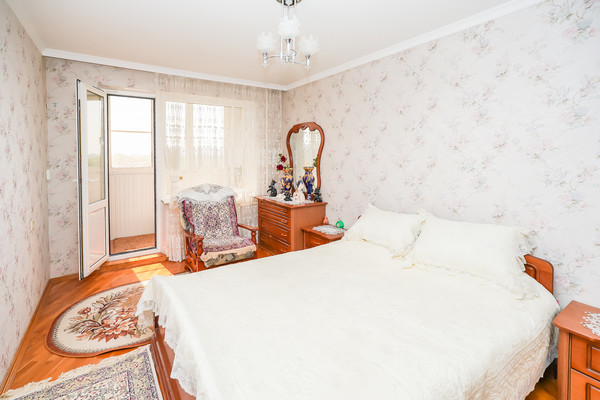 Продам трехкомнатную (3-комн.) квартиру, им. 70-летия Октября ул, 32, Краснодар г