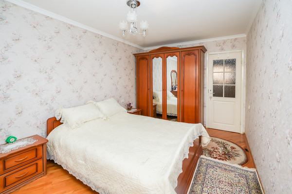 Продам трехкомнатную (3-комн.) квартиру, им. 70-летия Октября ул, 32, Краснодар г