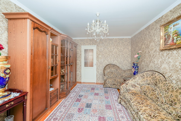 Продам трехкомнатную (3-комн.) квартиру, им. 70-летия Октября ул, 32, Краснодар г