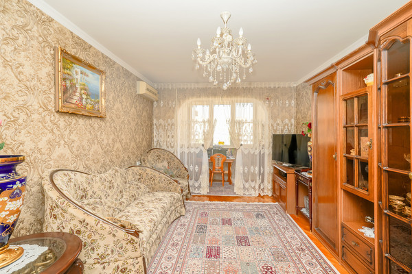 Продам трехкомнатную (3-комн.) квартиру, им. 70-летия Октября ул, 32, Краснодар г