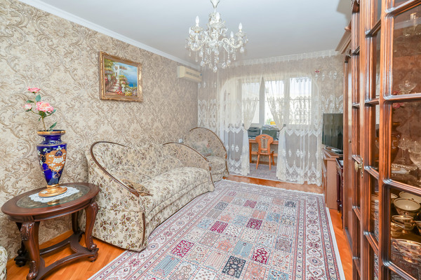 Продам трехкомнатную (3-комн.) квартиру, им. 70-летия Октября ул, 32, Краснодар г