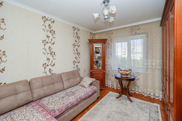 Продам трехкомнатную (3-комн.) квартиру, им. 70-летия Октября ул, 32, Краснодар г
