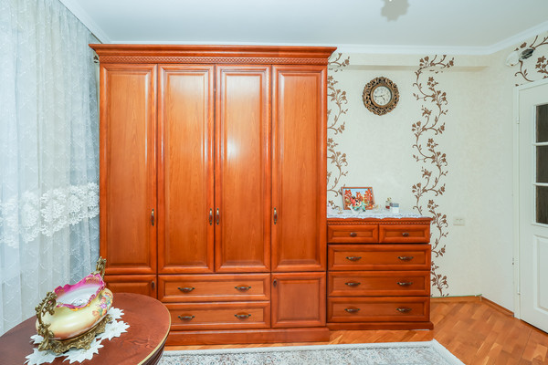 Продам трехкомнатную (3-комн.) квартиру, им. 70-летия Октября ул, 32, Краснодар г