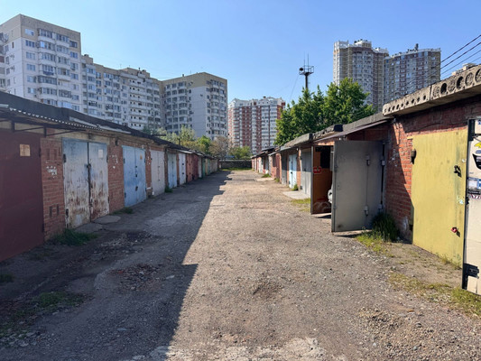 Продам трехкомнатную (3-комн.) квартиру, им. 70-летия Октября ул, 32, Краснодар г