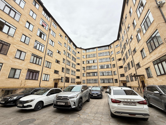 Продам трехкомнатную (3-комн.) квартиру, Толстого ул, 180кБ, Нальчик г