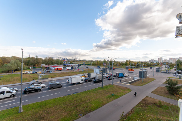 Продам трехкомнатную (3-комн.) квартиру, Марьинский Парк ул, 17к1, Москва г