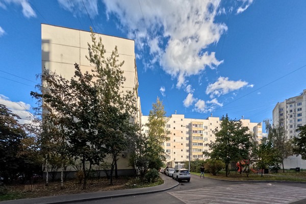Продам трехкомнатную (3-комн.) квартиру, Марьинский Парк ул, 17к1, Москва г