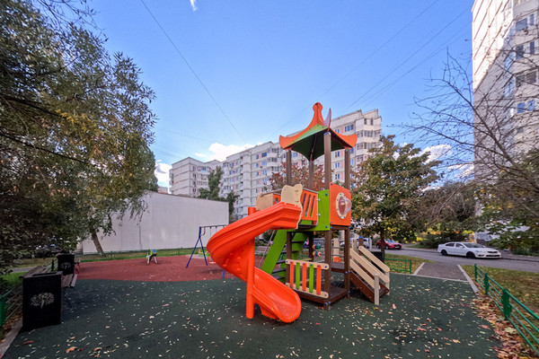 Продам трехкомнатную (3-комн.) квартиру, Марьинский Парк ул, 17к1, Москва г