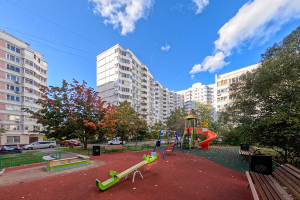 Продам трехкомнатную (3-комн.) квартиру, Марьинский Парк ул, 17к1, Москва г