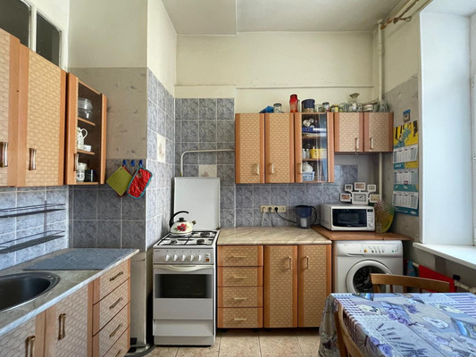 Продам двухкомнатную (2-комн.) квартиру, Максимова ул, 6, Москва г