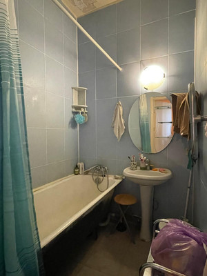 Продам двухкомнатную (2-комн.) квартиру, Максимова ул, 6, Москва г