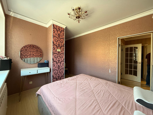 Продам трехкомнатную (3-комн.) квартиру, Калмыкова ул, 235ка, Вольный Аул кп