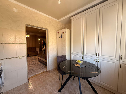 Продам трехкомнатную (3-комн.) квартиру, Калмыкова ул, 235ка, Вольный Аул кп