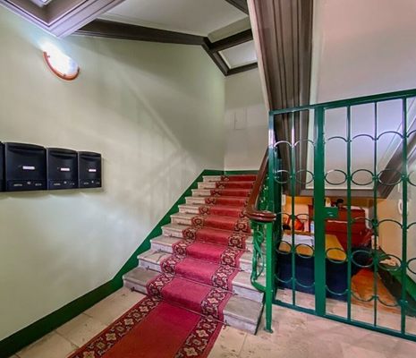 Продам трехкомнатную (3-комн.) квартиру, Петровка ул, 28, Москва г