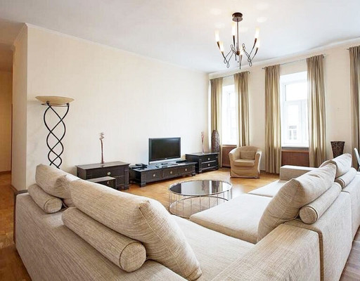 Продам трехкомнатную (3-комн.) квартиру, Петровка ул, 28, Москва г