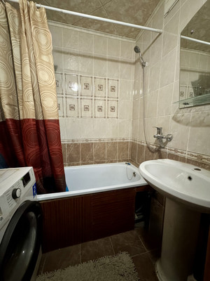 Продам трехкомнатную (3-комн.) квартиру, 8-я Железнодорожная ул, 57, Астрахань г
