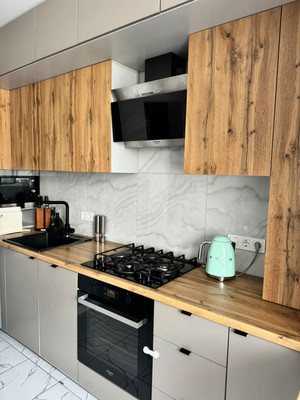 Продам трехкомнатную (3-комн.) квартиру, Парковая ул, 2к1, Белоглинка с