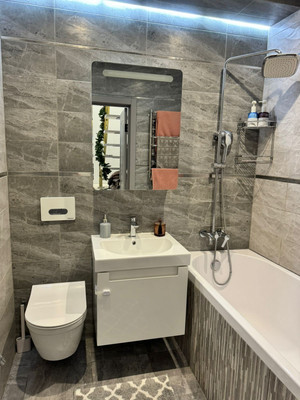 Продам трехкомнатную (3-комн.) квартиру, Парковая ул, 2к1, Белоглинка с