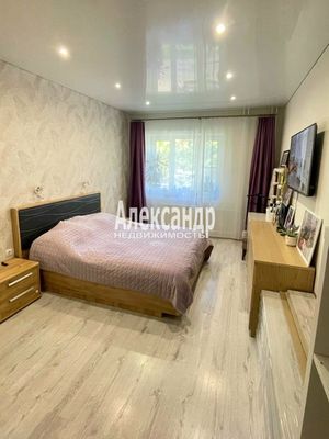 Продам двухкомнатную (2-комн.) квартиру, Нефтехимиков ул, 24А, Кириши г