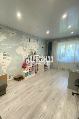 Продам двухкомнатную (2-комн.) квартиру, Нефтехимиков ул, 24А, Кириши г