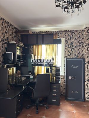 Продам многокомнатную квартиру, Краснопутиловская ул, 76к2, Санкт-Петербург г