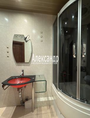 Продам многокомнатную квартиру, Краснопутиловская ул, 76к2, Санкт-Петербург г