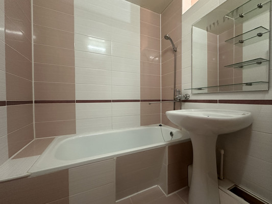 Продам двухкомнатную (2-комн.) квартиру, Осипенко ул, 1, Новокубанск г