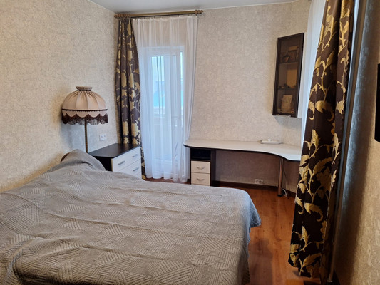 Продам трехкомнатную (3-комн.) квартиру, Генерала Кныша ул, 15, Гатчина г