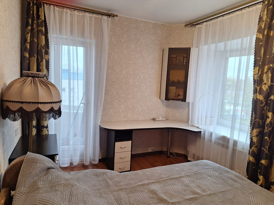 Продам трехкомнатную (3-комн.) квартиру, Генерала Кныша ул, 15, Гатчина г