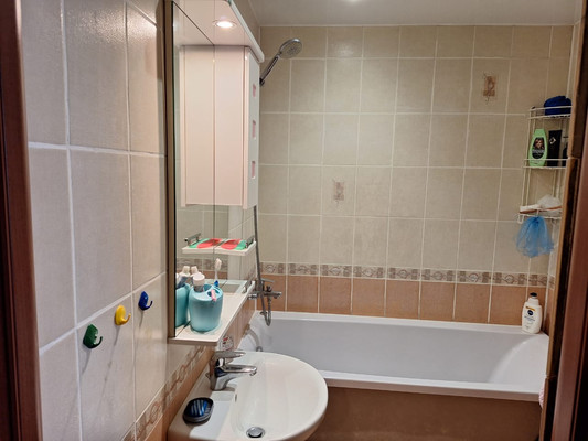 Продам трехкомнатную (3-комн.) квартиру, Генерала Кныша ул, 15, Гатчина г