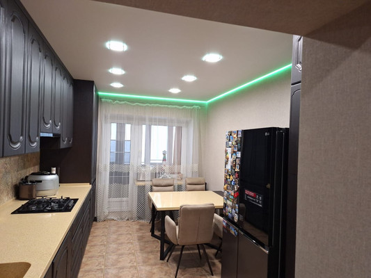 Продам трехкомнатную (3-комн.) квартиру, Генерала Кныша ул, 15, Гатчина г