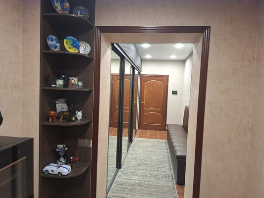 Продам трехкомнатную (3-комн.) квартиру, Генерала Кныша ул, 15, Гатчина г