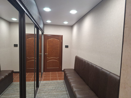 Продам трехкомнатную (3-комн.) квартиру, Генерала Кныша ул, 15, Гатчина г